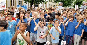 Eine große Zahl an Grundschülern, die beim Sternmarsch anlässlich der OGS-Kampagne der LAG FW NRW durch Warendorf laufen