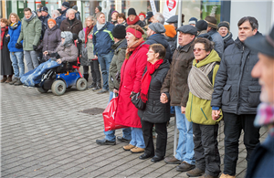 Eine große Menschenansammlung bildet in einer Euskirchener Fußgängerzone eine Menschenkette
