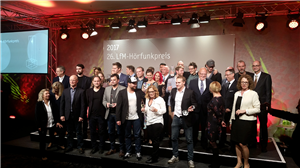 Gruppenfoto mit Gewinnern, Stiftern und Jury-Mitgliedern auf der Bühne beim LfM-Hörfunkpreis 2017 in Düsseldorf