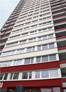 Die rot-weiße Fassade des 'Roten Riesen' in Duisburg-Homberg. Das Foto wurde aus der Froschperspektive aufgenommen.