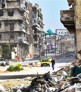 Ein zerstörter Straßenzug in der Stadt Aleppo (Syrien)