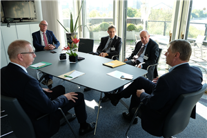 Gruppenfoto mit drei Diözesan-Caritasdirektoren aus NRW und zwei Vertretern der CDU-Landtagsfraktion NRW, die in einem Besprechungsraum um einen Tisch sitzen