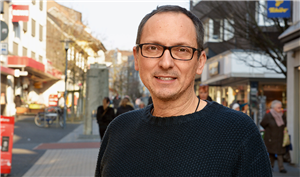 Porträt: Branko Wositsch auf einer Einkaufsstraße