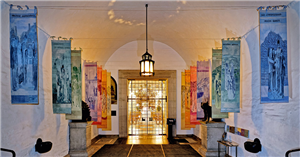 Die Vorhalle des Aachner Dom, in der links und rechts jeweils sieben farbige Banner aufgehängt wurden. Diese Banner sind Teil einer Kunstinstallation zum Heiligen Jahr 2015/2016 