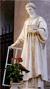 Die Statue des heiligen Laurentius in der Kirche San Lorenzo fuori le Mura in Rom