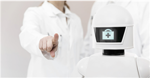 Eine Ärztin und ein Arzt in weißen Kitteln stehen hinter einem weißen Roboter, in dessen Kopf-Display ein Arztkoffer abgebildet wird. Die Ärztin deutet mit ihrem rechten Zeigefinger auf den Fotografen
