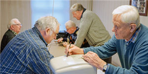 Vier Senioren bei der Reparatur von Geräten im Repair-Café in Werl-Westönnen