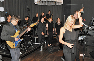 Eine Band mit Chor bei ihrem Auftritt im Club 'Capitol' auf der 'Pflege-Gala' am 12. Mai 2019 in Paderborn