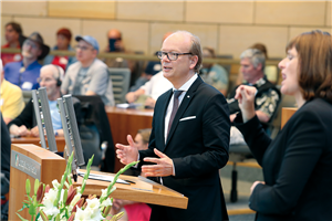 André Kuper, der vor dem Rednerpult im Plenarsaal des NRW-Landtags steht und eine Rede auf der Veranstaltung 'Zuhören – Anerkennen – Nicht vergessen! am 19.06.2019 hält