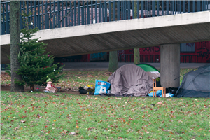 Zwei Zelte mit einigen Habseligkeiten, die unter einem Aufgang der Rheinkniebrücke in Düsseldorf stehen