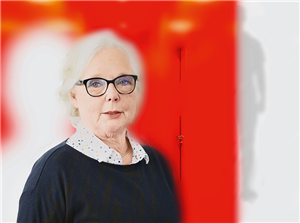 Porträt: Renate Haase, vor einem rot-weißen Hintergrund