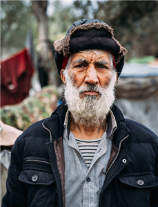 Ein geflüchteter Senior, der im Flüchtlingslager Moria auf der griechischen Insel Lesbos steht