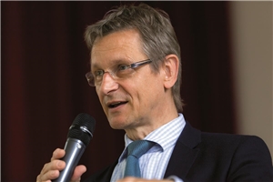 Dr. Frank Joh. Hensel hält ein Mikrofon in der Hand und hält auf dem 3. Treffen von Menschen mit Armutserfahrung der LAG FW NRW beim Verband IN VIA in Köln eine Rede