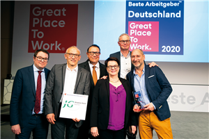 Gruppenbild mit Verantwortlichen des Vinzenz-Heim Aachen beim beim Wettbewerb 'Deutschlands Beste Arbeitgeber 2020' von Great Place to Work®
