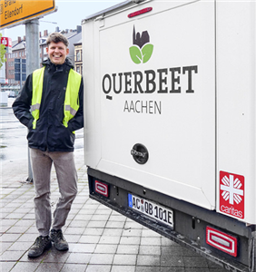 Sozialarbeiter Laurids Elsing lehnt an einem Lieferwagen des Projekts 'Querbeet'