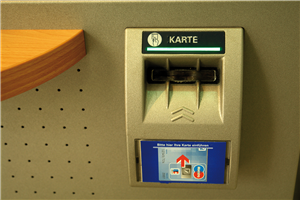 Der Karteneinzug eines Geldautomaten