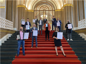 Die Gewinnerinnen des Smart Home Awards 2021 stehen auf einer Treppe mit rotem Teppich im Roten Rathaus zu Berlin und präsentieren ihre gewonnen Preise und Urkunden