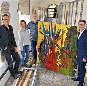 Maryna Streltsova (Nationalen Kunstakademie in Kiew) und Künstler Petro Antyp stehen mit zwei Mitarbeitern des Stadtmuseums Paderborn neben einem Gemälde