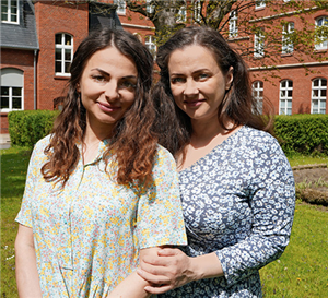 Die aus der Ukraine geflüchteten Schwestern Inna und Marina stehen zusammen im Innenhof des Hauses Maria Immaculata in Paderborn