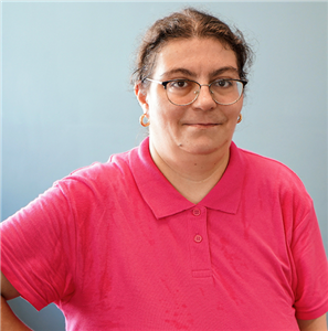 Porträt: Sandra B. in einem pinken Polohemd