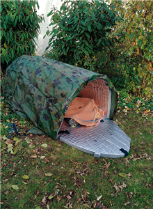 Ein 'Iglous' (wärmeisoliertes Zelt) in Tarnfarben, was geöffnet auf einer Wiese steht