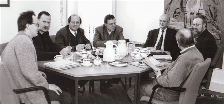 In SW: Die Redaktion der Zeitschrift 'Caritas in NRW' sitzt Ende der 90er-Jahre bei einer Sitzung in einem Konferenzraum zusammen