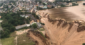 Eine Luftaufnahme aus Erfstadt-Blessem nahe einer Kiesgrube, bei der es durch die Flutkatastrophe 2021 zu einem gewaltigen Erdrutsch kam