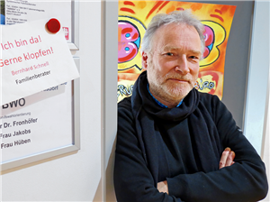 Porträt: Bernhard Schnell, der in der Tür zu seinem Beratungsbüro steht