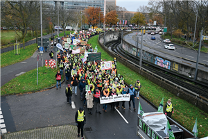 Teilnehmende der Demonstration 'Köln bleib(t) sozial' bei ihrem Protestzug durch Köln