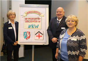 Gruppenfoto des Vorstands vom Landesverbandes der Patienfürsprechenden in NRW mit einer Flipchart. Auf der Flipchart steht der Name des Verbandes.