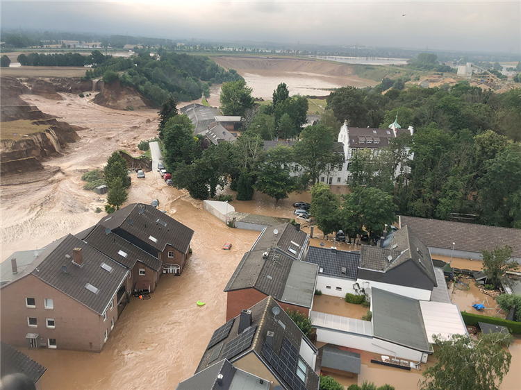Überschwemmung eines Wohngebietes in Blessem-Erfstadt (Rhein-Erft-Kreis)