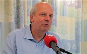 Diözesan-Caritasdirektor Heinz-Josef Kessmann (Münster) spricht in ein rotes Mikro