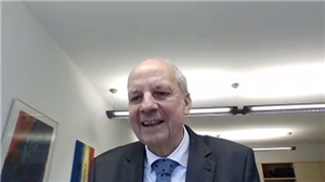 Diözesan-Caritasdirektor Heinz-Josef Kessmann, der bei einer Videokonferenz in einem Büro sitzt