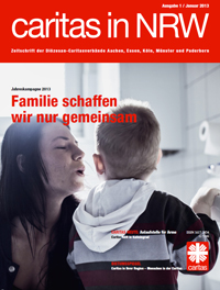 Heftcover der Ausgabe 1/13 der Caritas in NRW. Schwerpunkt: Caritas-Jahreskampagne 2013 - Familie schaffen wir nur gemeinsam. Bild: Eine Mutter kniet in einem Badezimmer neben ihrem Sohn.
