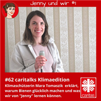 Vorschaubild der Episode 001 der Klimaedition 'Jenny und wir' des Podcasts 'CARItalks' mit  Mara Tomaszik, die ein Handmikrofon in der rechen Hand hält