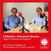 Vorschaubild der Episode 006 der Mini-Serie 'Altenheim-Stories' des Podcasts 'CARItalks' mit Thomas Kegler und Dr. Gesa Linnemann die bei der Podcast-Aufnahme an einem Tisch sitzen