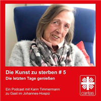 Vorschaubild der Episode 005 der Mini-Serie 'Die Kunst zu sterben' des Podcasts 'CARItalks' mit einem Porträt von Karin Timmermann in einem blauen Sessel