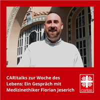 Vorschaubild der Episode 015 des Podcasts "CARItalks" mit einem Porträt von Florian Jeserich vor der Kath. Akademie 'Die Wolfsburg' in Mülheim an der Ruhr