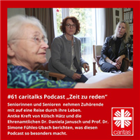 Vorschaubild der Episode 038 des Podcasts 'CARItalks' mit Antke Kreft sowie Ehrenamtlichen Dr. Daniela Janusch und Prof. Dr. Simone Fühles-Ubach, die zusammen in einem Wohnzimmer sitzen