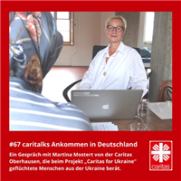Vorschaubild der Episode 040 des Podcasts 'CARItalks' mit Martina Mostert, die an einem Tisch vor einem Laptop sitzt und eine Frau berät 