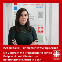 Vorschaubild der Episode 042 des Podcasts 'CARItalks' mit Minela Dalipi, die vor dem Eingang der Beratungsstelle Arbeit in Bonn steht