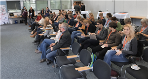 Teilnehmer des Barcamps Soziale Arbeit im November 2016 in Bonn, die in langen Stuhlreihen nebeneinander sitzen