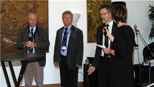 Melanie Wielens, Dr. Frank Johannes Hensel, Dr. Eugen Balde und Prof. Dr. Peter Berker stehen zusammen und führen ein Gespräch