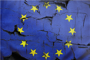 Ein Bodenbelage in der Optik einer Europa-Flagge, der brüchig und aufgeplatzt ist