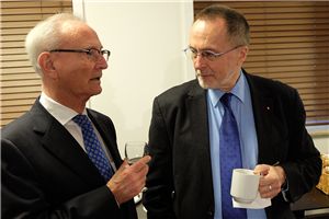 Prof. Dr. Klaus Hänsch und der Krefelder Caritas Vorstand Hans-Georg Liegener stehen auf dem CiNW-Europaforum zusammen und reden miteinander.