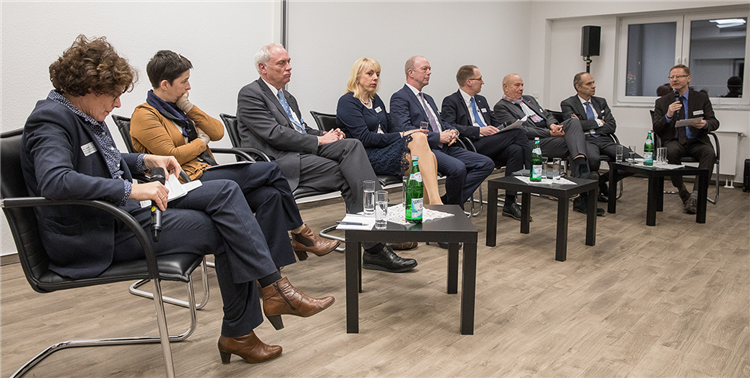 Drei Frauen und sechs Männer bei einer Gesprächsrunde auf der Fachveranstaltung zur Krankenhausfinanzierung in Düsseldorf