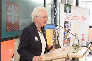 Prof.in Gertrud Hundenborn steht bei der CiNW-Fachtagung zur Umsetzung des Pflegeberufegesetzes in Essen an einem Pult und hält einen Vortrag