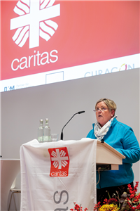 Claudia Middendorf Beauftragte der Landesregierung in NRW) steht beim 2. Kath. Krankenhaustag am 21.11.2023 in Essen an einem Pult und hält eine Rede