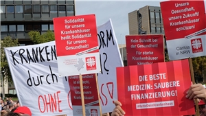 Schilder und Transparente, die bei einer Kundgebung zur Krankenhausfinanzierung vor dem Düsseldorfer Landtag von Demonstranten hochhalten werden