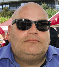 Porträt: René Trenz, der eine schwarze Sonnenbrille trägt